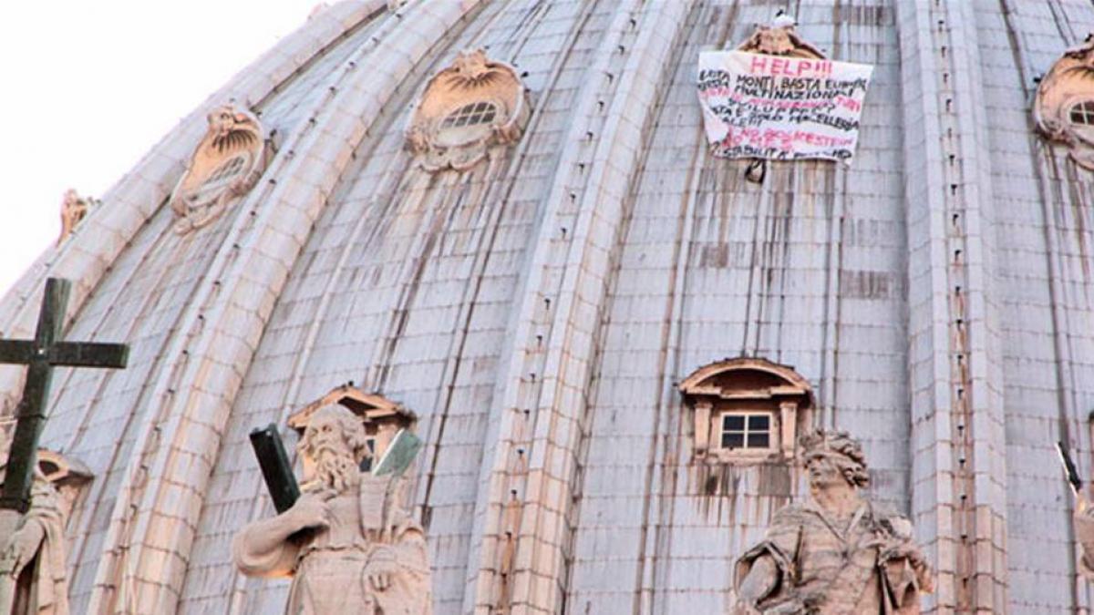 Un italian protestează de pe acoperişul Vaticanului