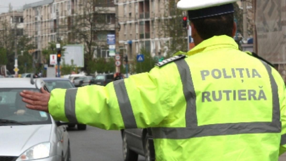 S-a dat cocoş şi a rămas fără permis. Fiul vitreg al Elenei Udrea i-ar fi ameninţat pe poliţişti