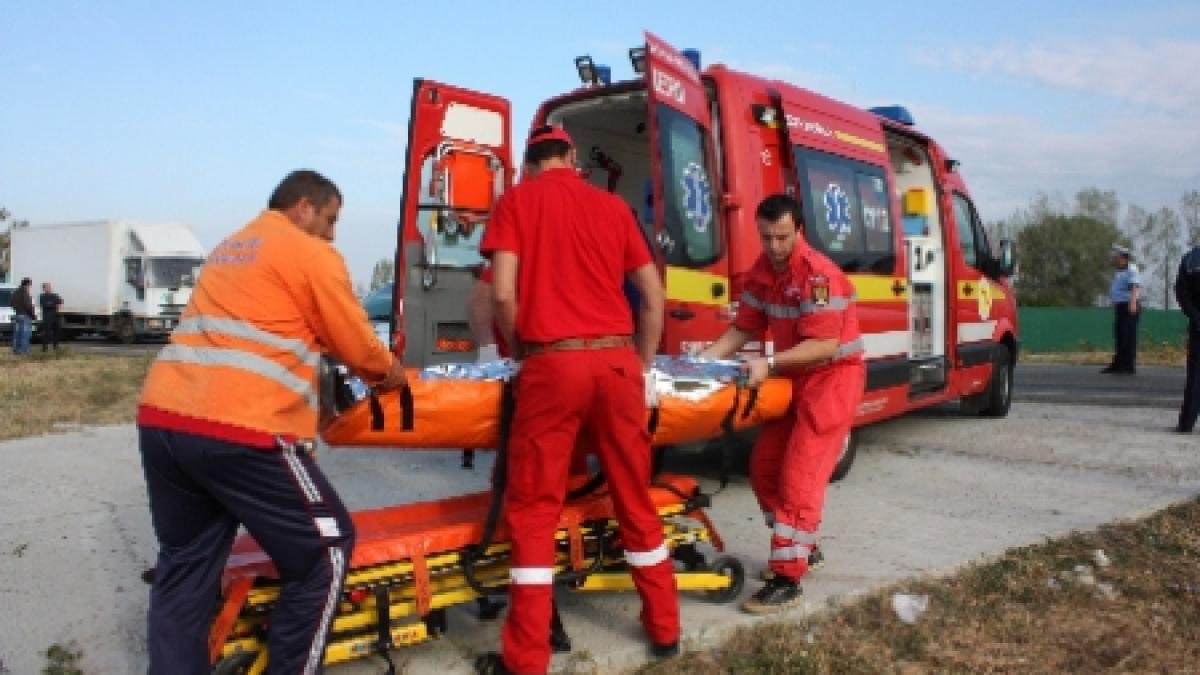 Explozie la un club sportiv. Două persoane au fost rănite şi transportate la spital