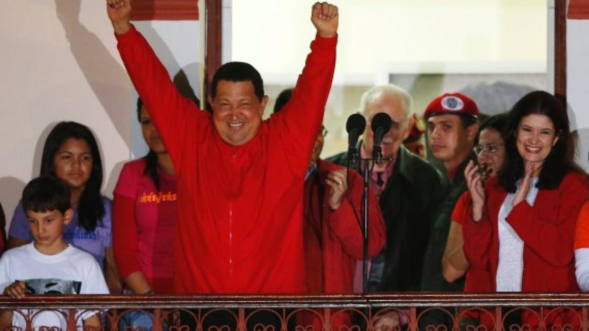 &quot;Îi mulţumesc lui Dumnezeu pentru asta!&quot; Pentru a treia oară, Hugo Chavez câştigă alegerile din Venezuela. Portretul unui preşedinte controversat