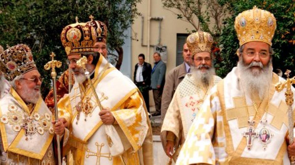 LOVITURĂ de imagine pentru Biserica Ortodoxă. Ce se întâmplă cu bogăţia preoţilor în ţara care riscă falimentul