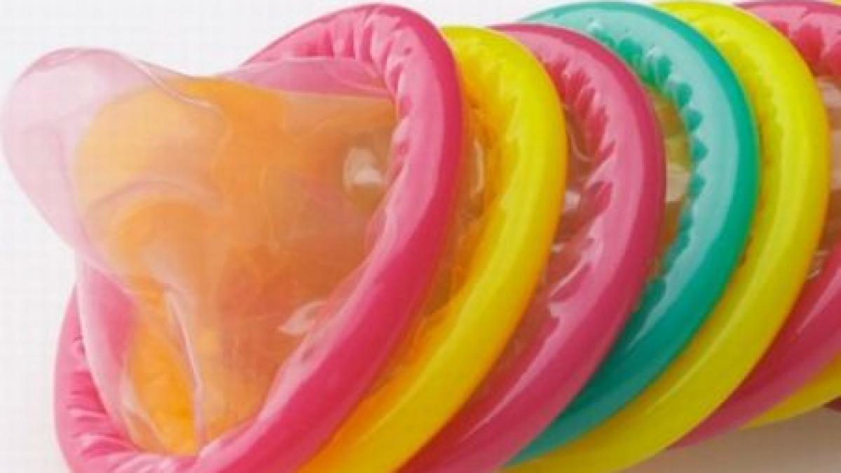 Sex aromat după gratii. Deţinuţii români primesc prezervative mentolate