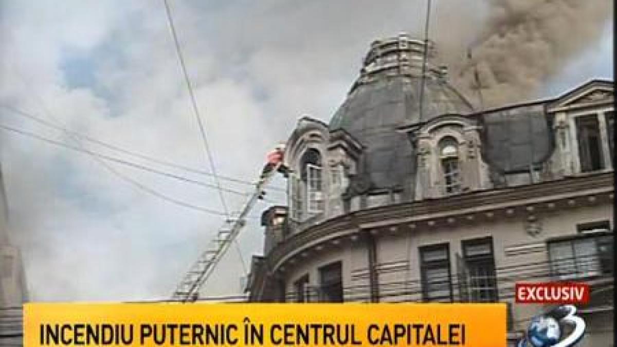 Incendiu puternic în centrul Bucureştiului. Focul a fost stins după aproape două ore 