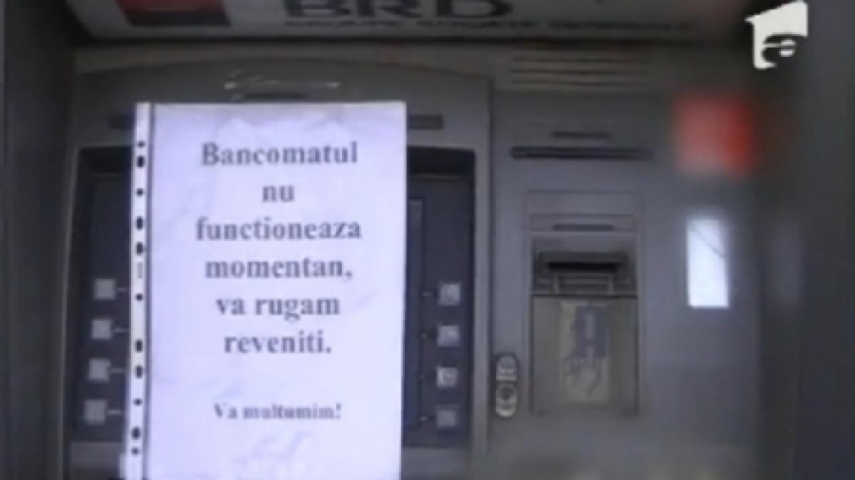 Prinşi în timp ce goleau un bancomat. Hoţii furau bani folosind dispozitive artizanale