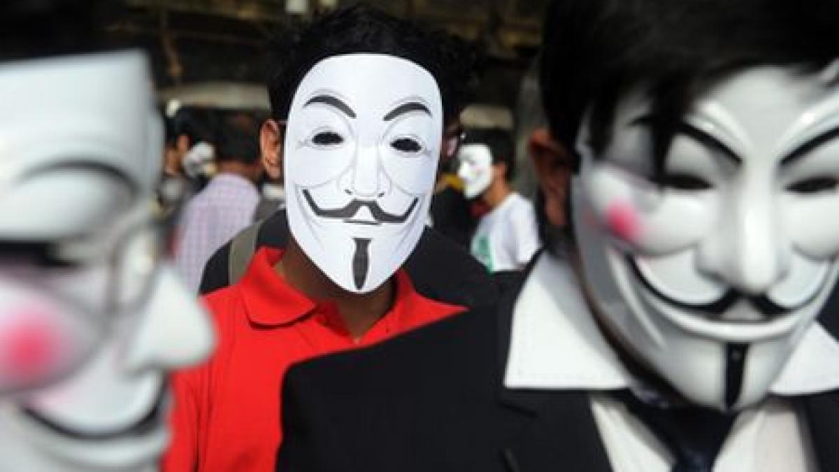 Anonymous &quot;loveşte&quot; în WikiLeaks. Care a fost &quot;ultima picătură&quot; ce i-a supărat pe hackeri