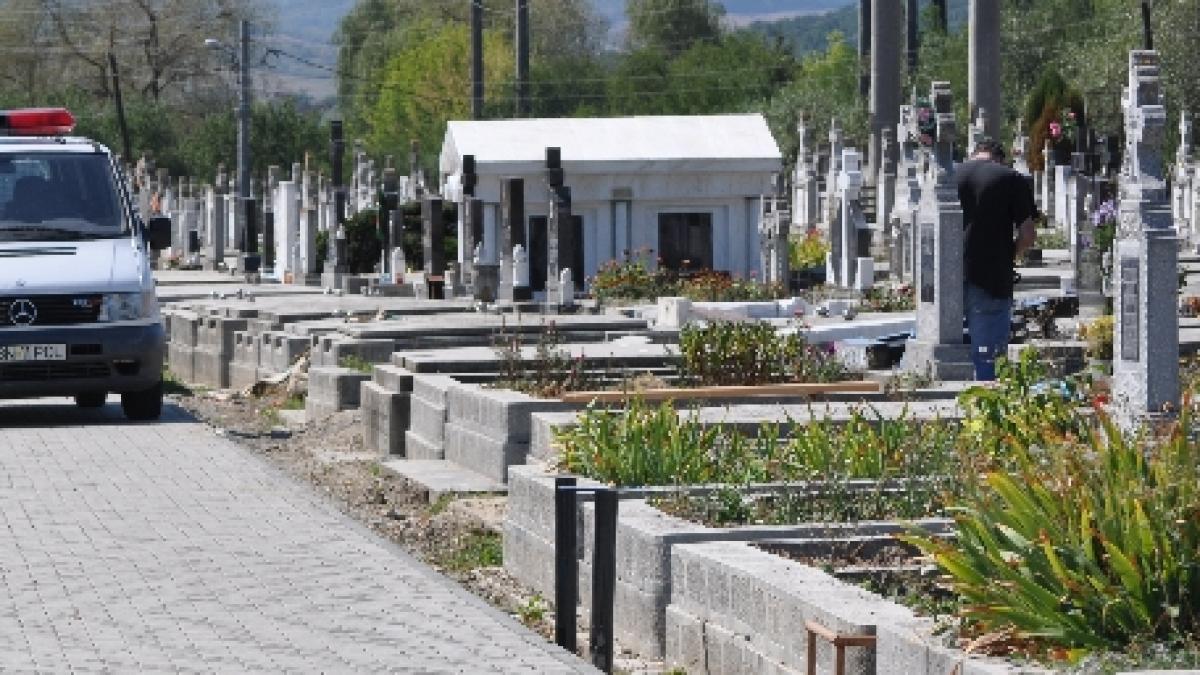 Descinderi la cimitirele din Capitală. Poliţia verifică firmele care oferă servicii funerare