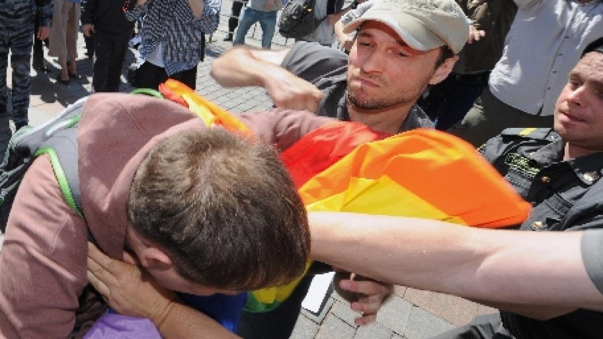 Rusia. Circa 20 de bărbaţi au devastat un bar gay din Moscova