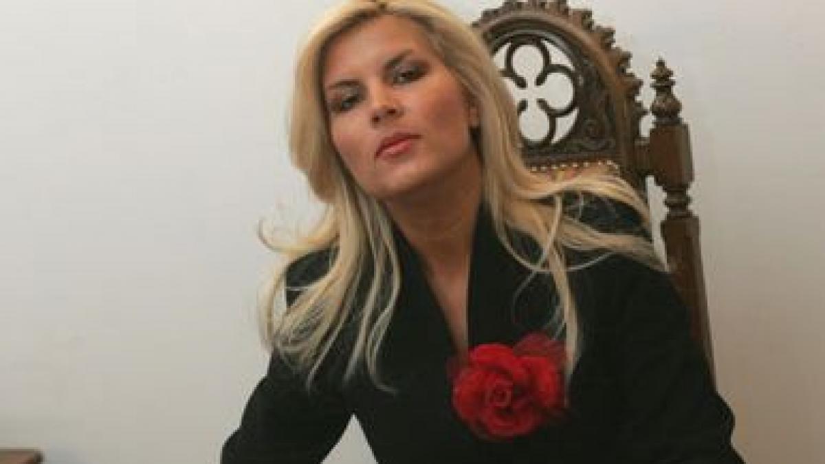 Pe cine trebuie să convingă Elena Udrea pe 9 decembrie. Zeci de mii de oameni sunt surprinşi de alegerea făcută 