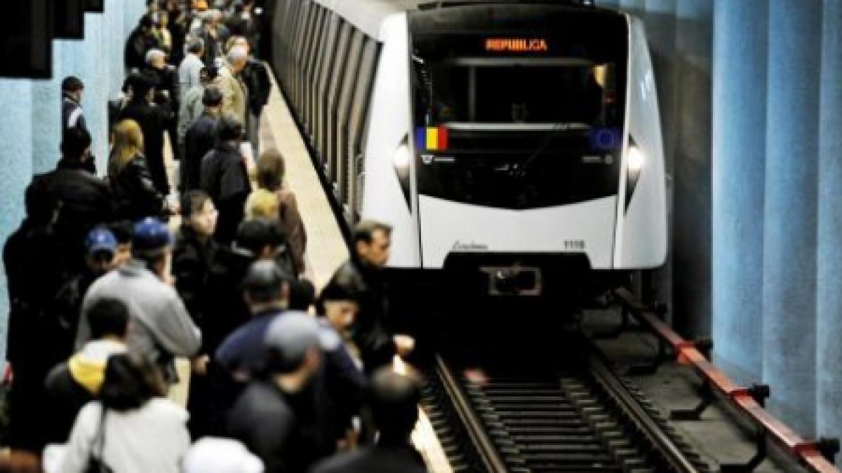 Femeia care s-a aruncat în faţa metroului a supravieţuit şi a fost transportată la spital