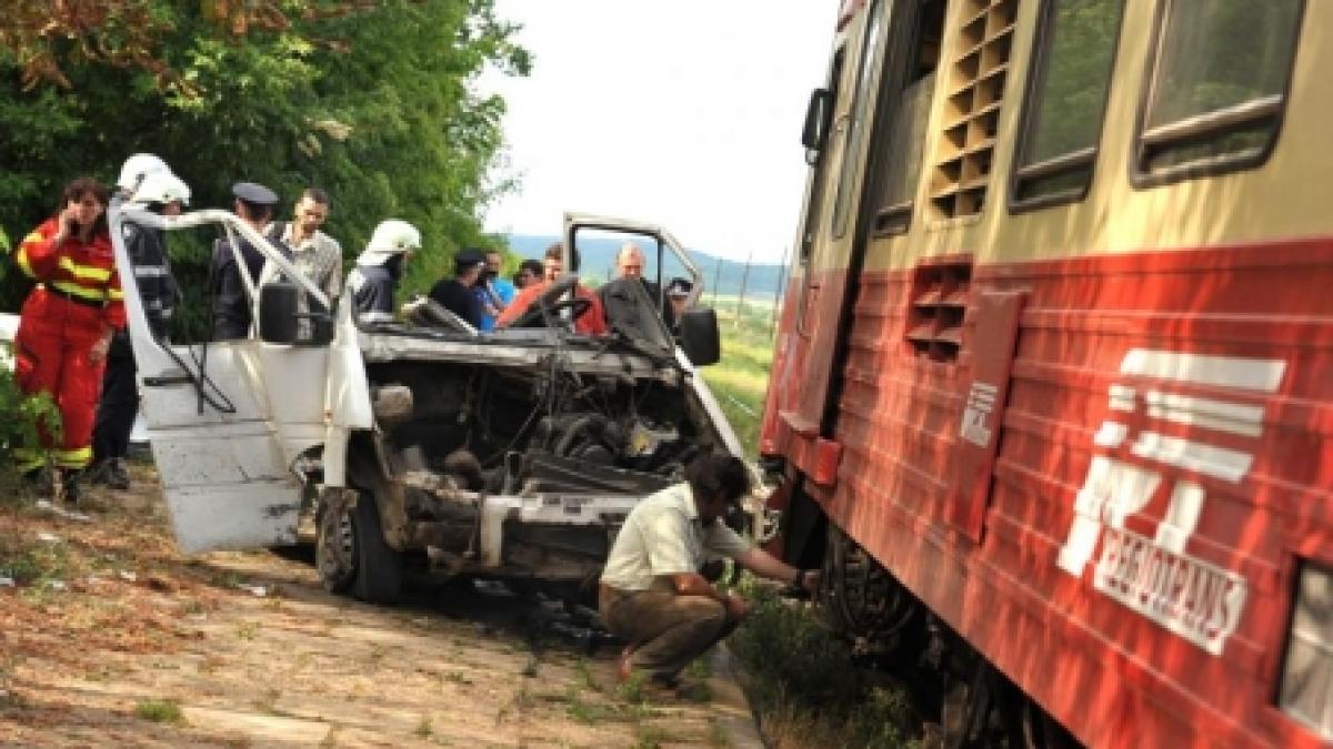 Două persoane au murit, după ce un microbuz a fost lovit de un tren, la Huedin