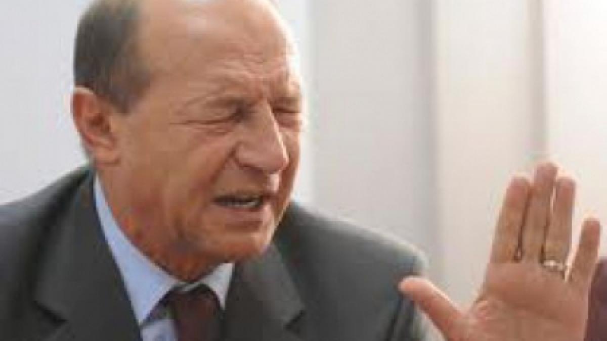 Traian Băsescu a ieşit din sală şi s-a retras în biroul secretarului Camerei. Acesta a refuzat să răspundă întrebărilor jurnaliştilor