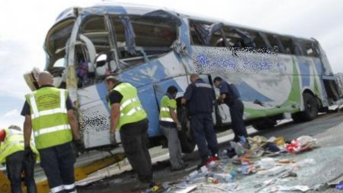 ACCIDENT GRAV în Cluj. Un mort şi 18 răniţi, în urma coliziuni dintre un tractor şi un autocar