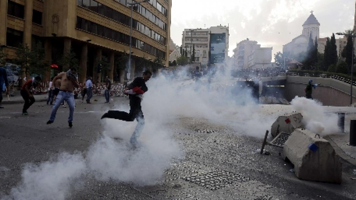 Liban. Poliţia a folosit grenade lacrimogene pentru a opri manifestanţii să ia cu asalt sediul premierului