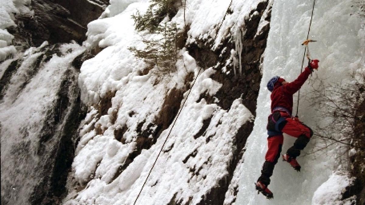 Un alpinist a murit în Munţii Făgăraşului, după ce a căzut de pe stânci