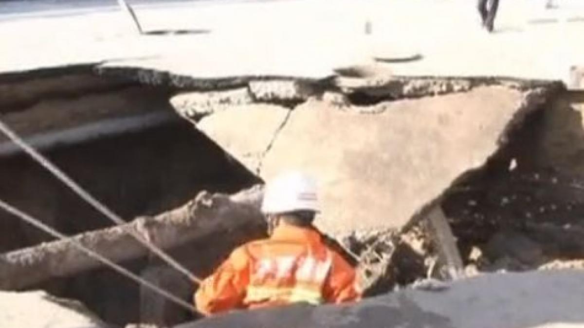 Accident şocant în China. O maşină a fost &quot;înghiţită&quot; de un crater imens