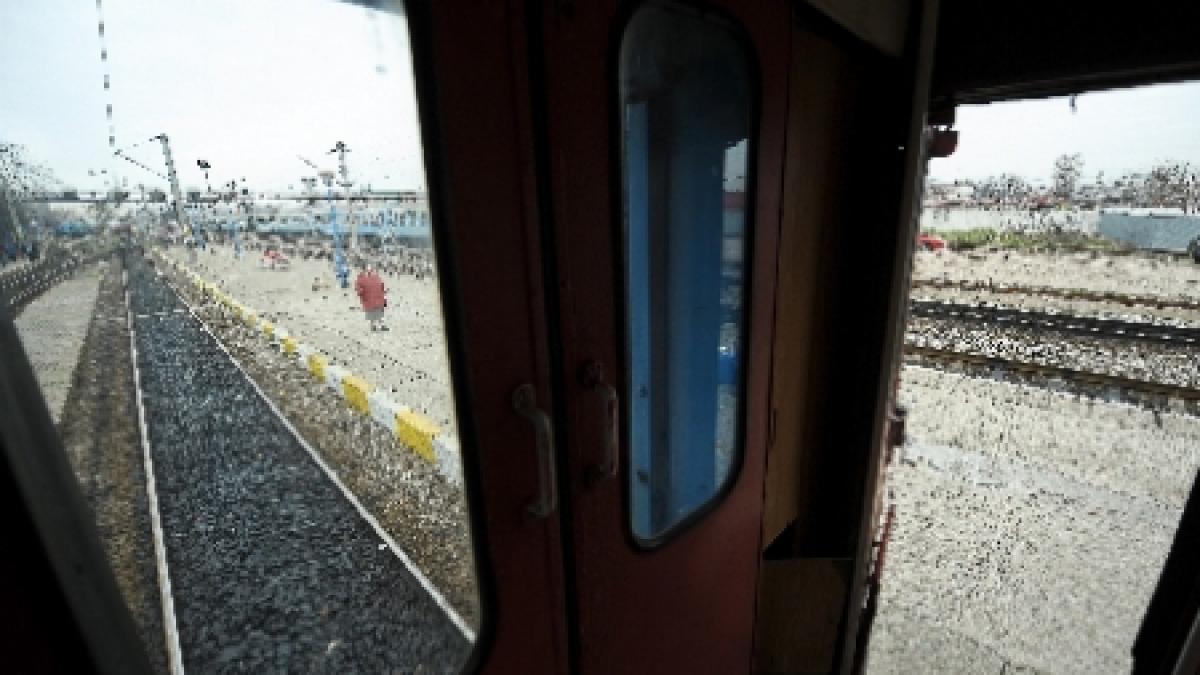 Colegii fetei care a murit după ce a căzut din tren spun că ea ar fi deschis uşa garniturii