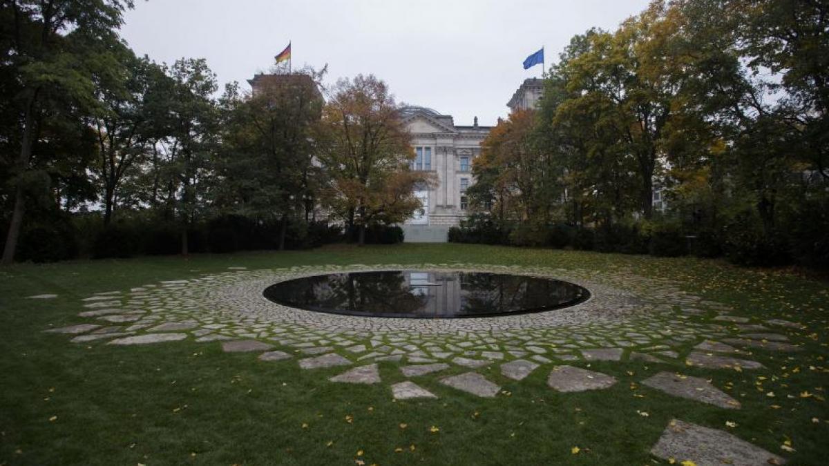 Angela Merkel va dezveli un monument dedicat romilor ucişi în Holocaust