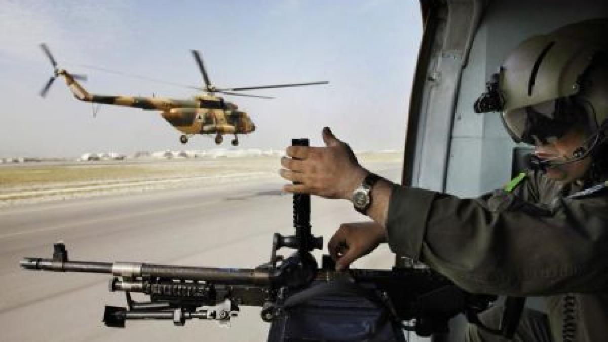 &quot;Atacuri similare au loc tot mai des&quot;. Un elicopter cu doi polonezi la bord, atacat în Afganistan