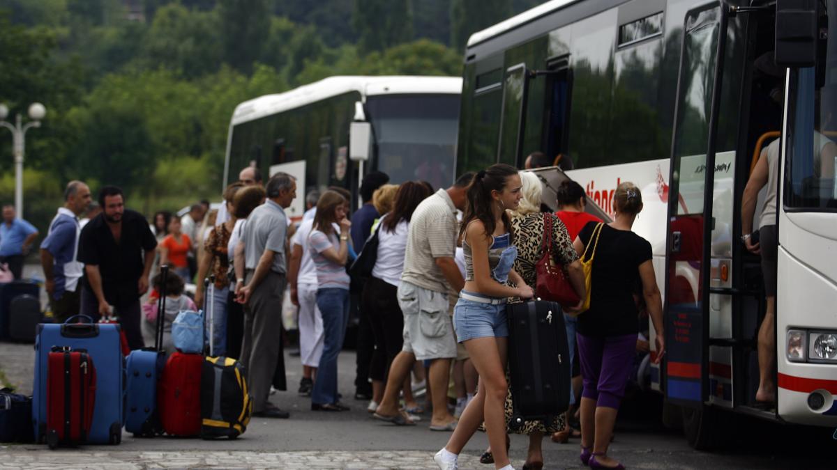 Nou REGULAMENT pentru excursiile şi taberele şcolare: Profesorii însoţitori vor semna o declaraţie că răspund de copii