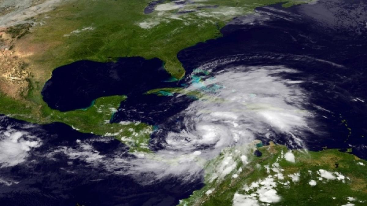 Uraganul Sandy &quot;mătură&quot; Cuba, urmează Bahamas şi Statele Unite