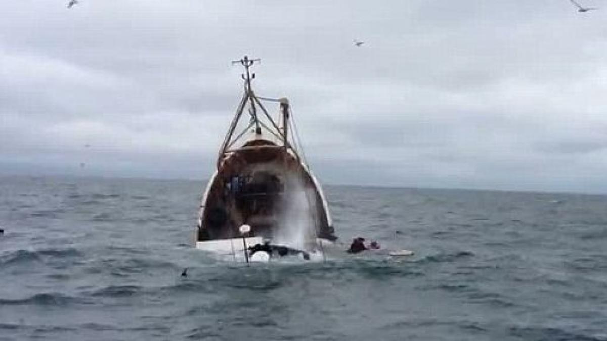 Abandonaţi nava! Vezi cum au fentat moartea doi pescari curajoşi