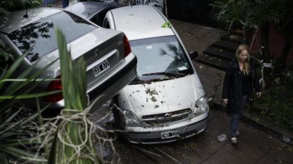 Ploile torenţiale au paralizat Buenos Aires şi suburbiile. O persoană a murit înecată în propria locuinţă