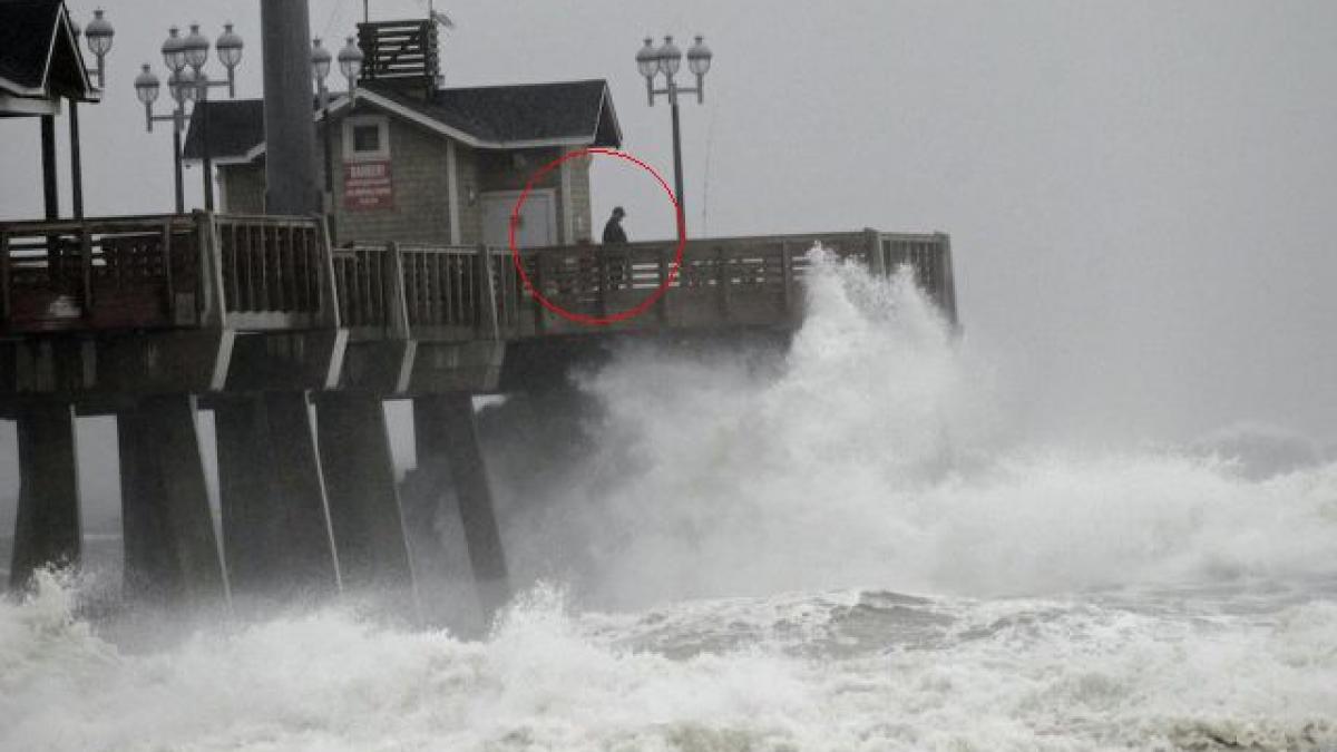 Uraganul Sandy le-a luat minţile. FOTOGRAFII cu americani care şi-au riscat viaţa pentru o clipă de distracţie