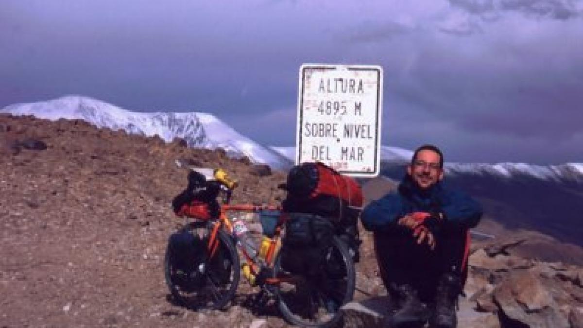 Românul care a mers 35.000 de km pe bicicletă şi a învăţat să se bucure în fiecare secundă de libertate