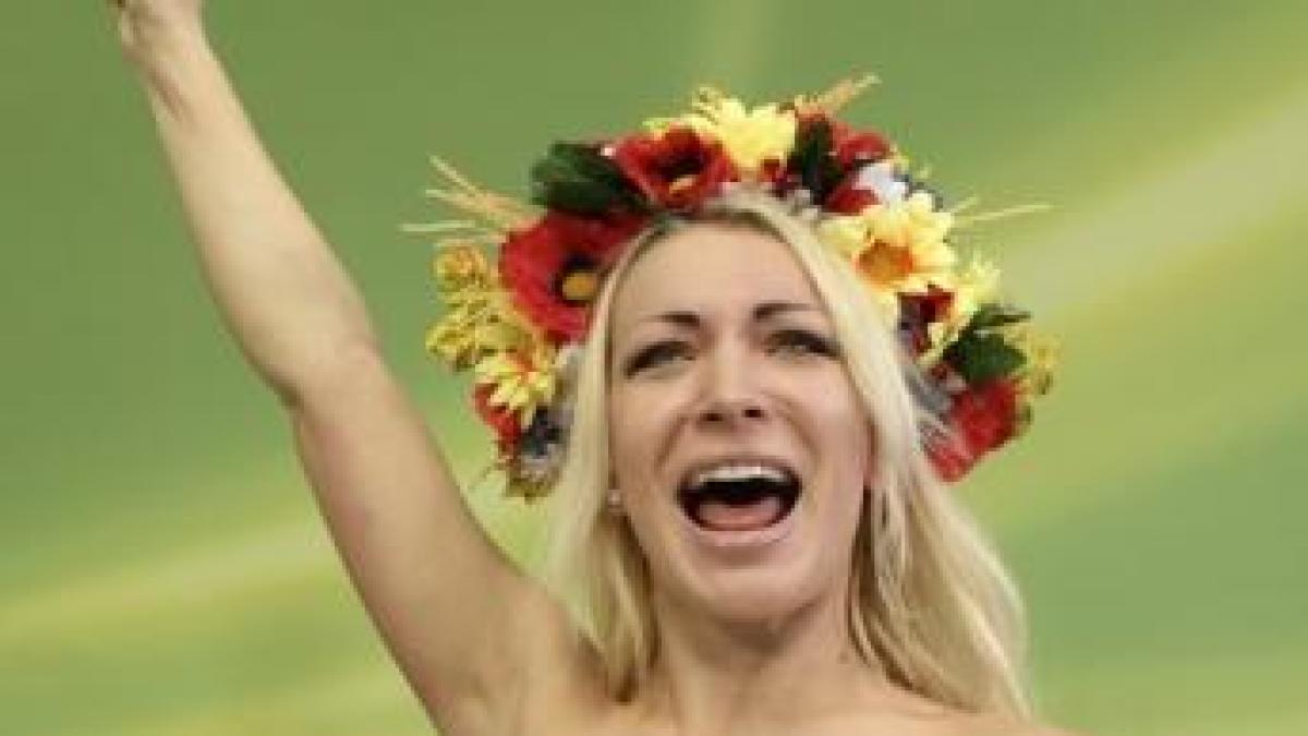 S-a dezbrăcat în direct la tv! Lidera FEMEN şi-a dat tricoul jos sub privirile uluite ale celor din platou