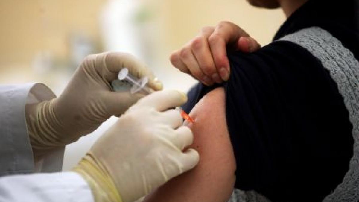 Isteria provocată de vaccinarea elevelor contra HPV revine. MS vrea să reia imunizarea