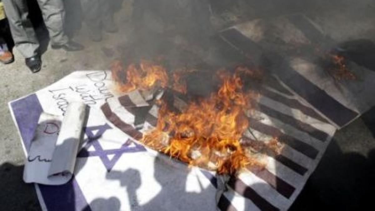  &quot;Moarte Americii. Moarte Israelului”. Iranienii au incendiat steaguri americane şi israeliene pentru a marca 33 de ani de la luarea de ostatici 