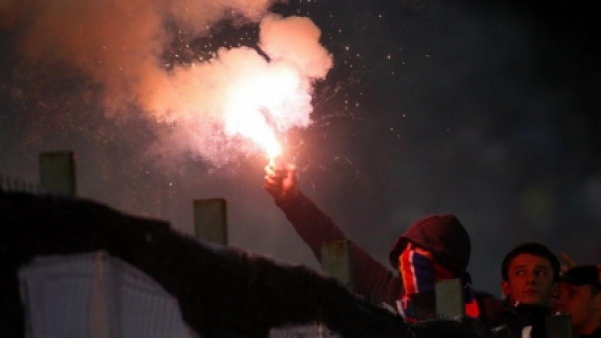 Bătăi şi înjurături între galeriile rivale. A fost război pe stadion între stelişti şi dinamovişti, după &quot;meciul orgoliilor&quot;