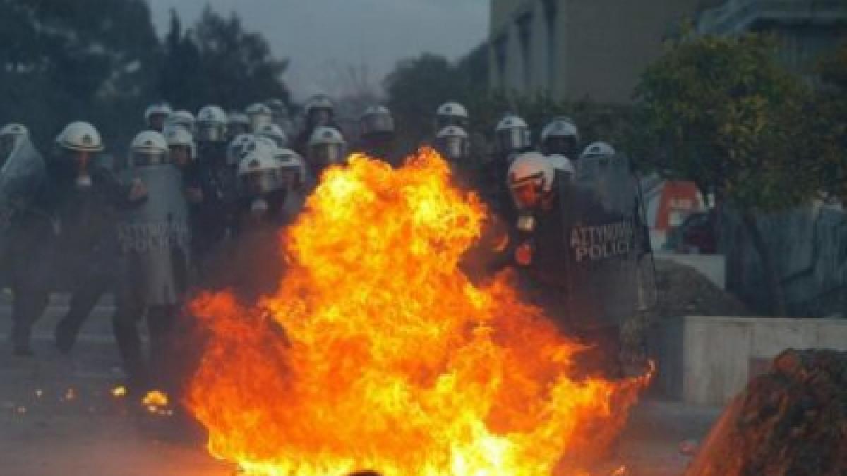 Confruntări violente la Atena. Peste 70.000 de oameni protestează în faţa Parlamentului