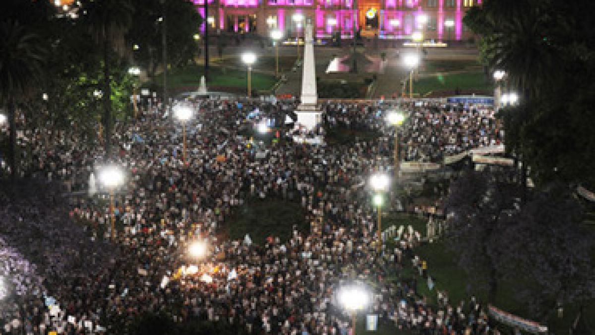 Manifestaţii de amploare în Argentina. Oamenii se tem de dictatură şi de prăbuşirea economiei