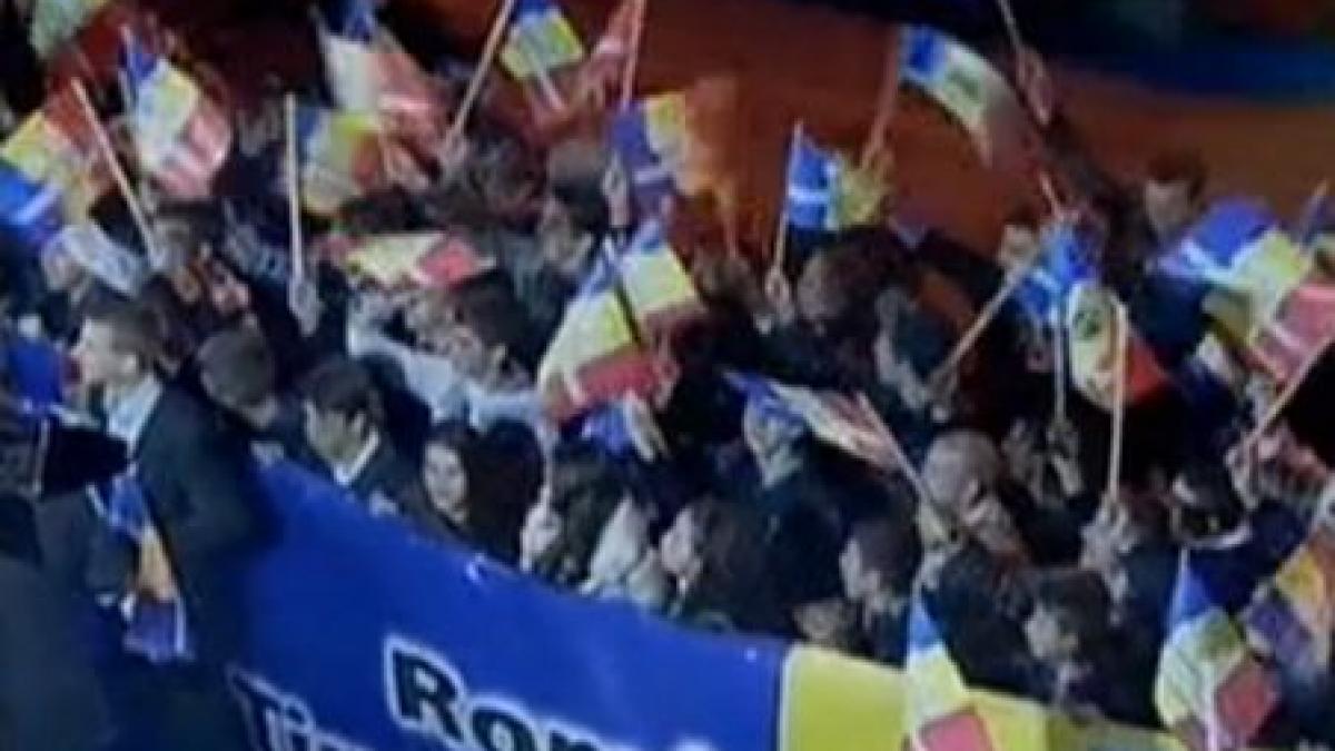 Zeci de copii au venit în faţa sediului Antena 3 în semn de solidaritate cu campania &quot;Pe Tricolor e scris Unire!&quot; 