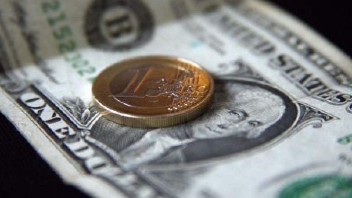 Leul se depreciază în raport cu euro, dar creşte comparativ cu dolarul. Vezi cursul BNR