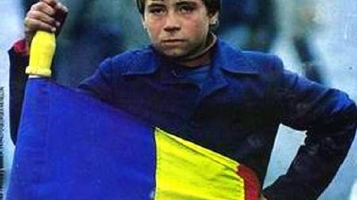 El este Gavroche al României. Îmbrăcat în tricolor, a devenit un simbol al Revoluţiei române