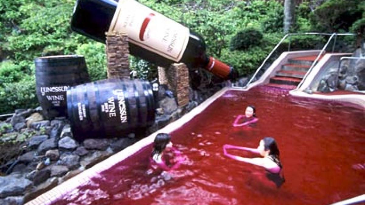 Ţi-ai dori o baie într-o piscină umplută cu... vin? Fă o escapadă în Japonia!