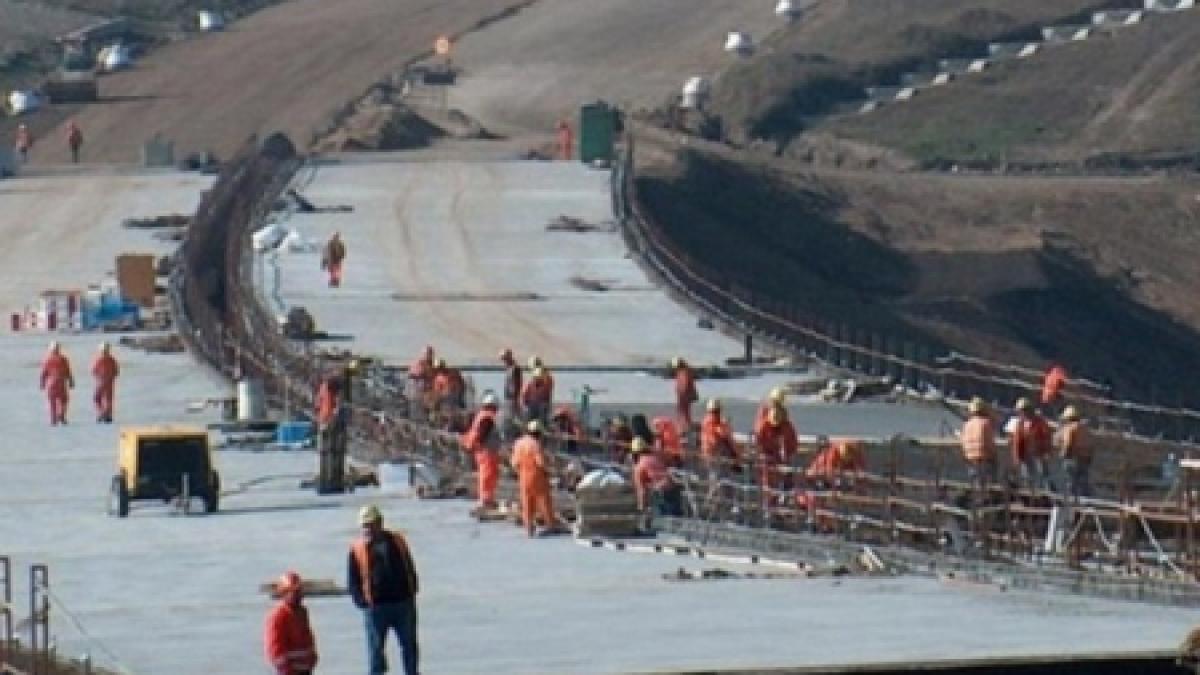 Autostrada blestemată. Pe şantierul Pecica-Nădlac nu mai este niciun utilaj. Muncitorii neplătiţi, ameninţă cu greva foamei