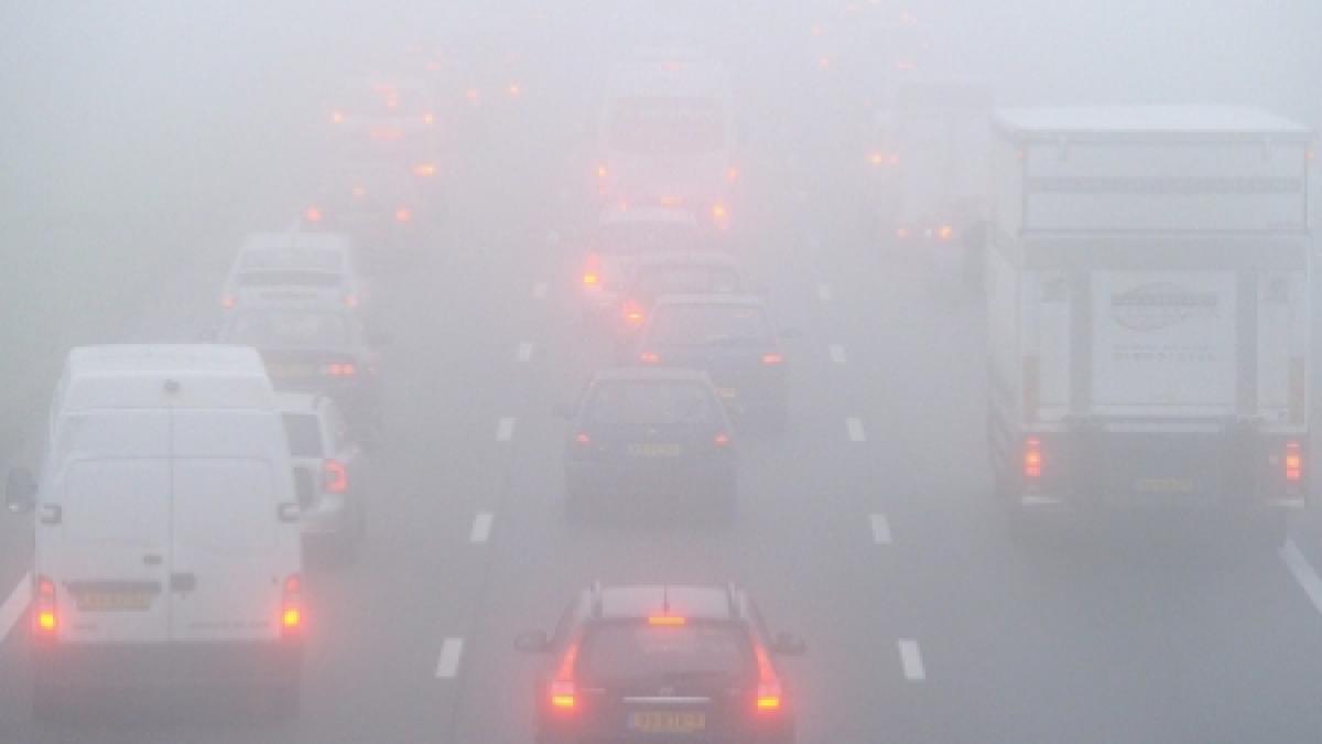 Fenomenul meteo care provoacă probleme în trafic. Avertizare de ceaţă în zece judeţe, vizibilitatea fiind redusă