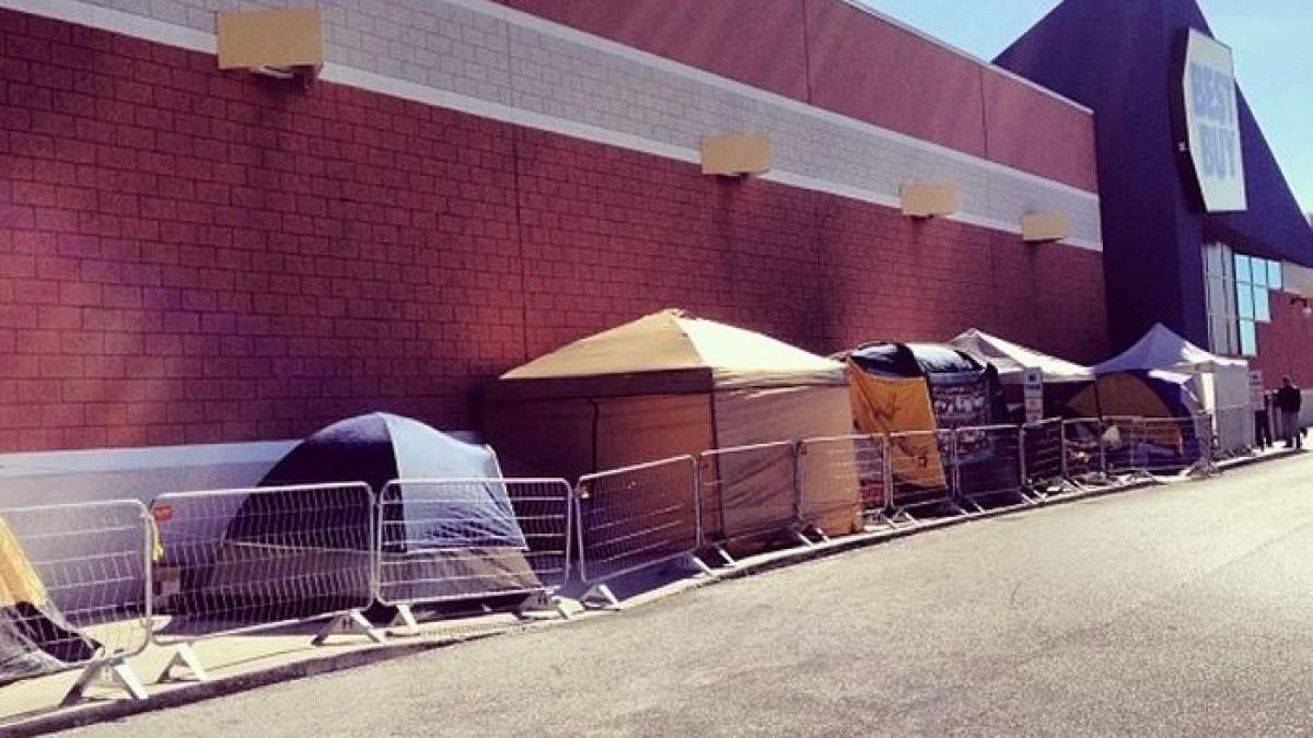 Mii de americani s-au mutat în stradă şi dorm în corturi. Isteria care poartă numele de &quot;Black Friday&quot;