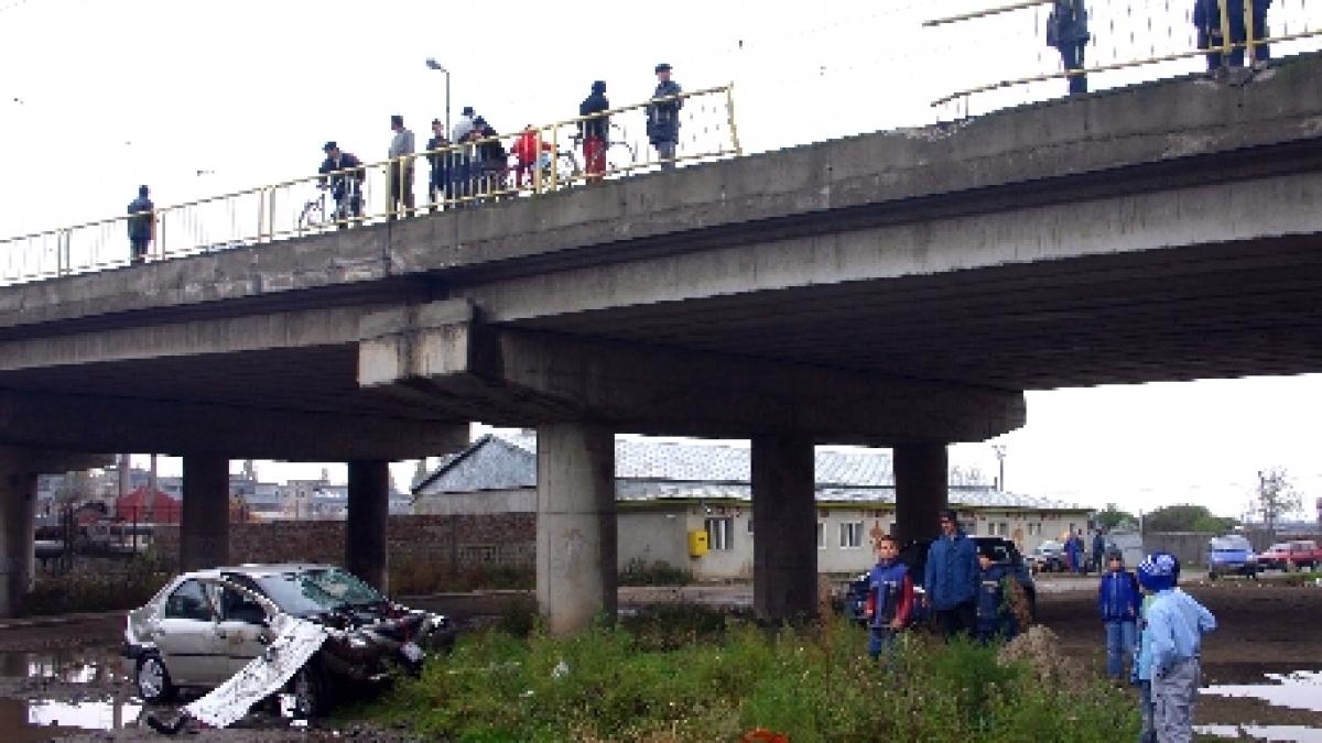 Argeş. Un şofer care s-a răsturnat cu maşina într-o râpă a zăcut inconştient ore întregi