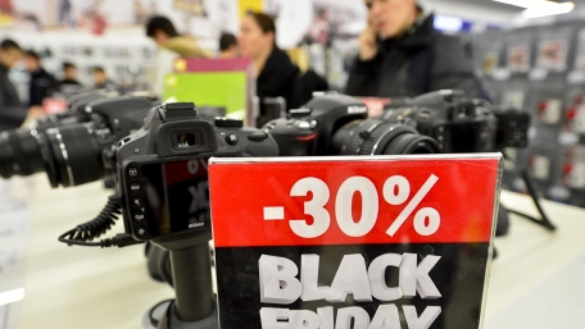 Black Friday în SUA: Succes marcat de greve, ameninţări cu pistolul şi bătăi izbucnite în mall