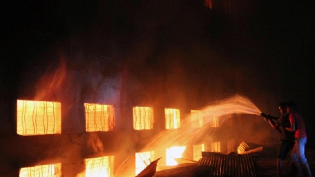 Cel puţin 121 de persoane au murit în urma unui incendiu la o fabrică din Bangladesh