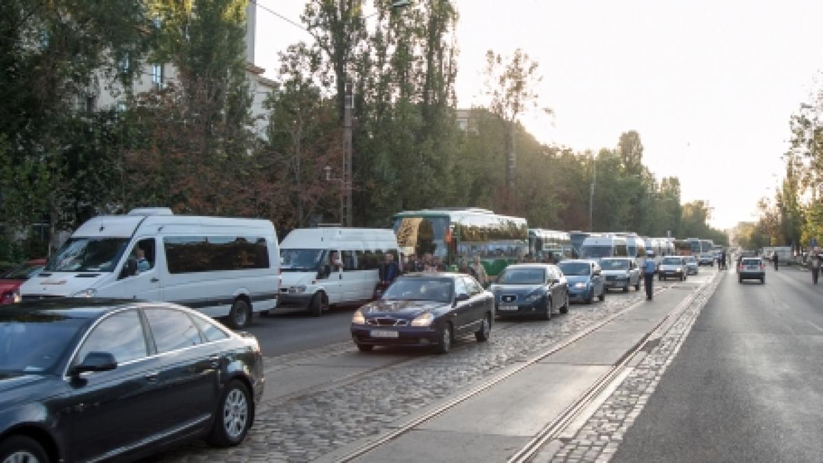 Trafic rutier restricţionat în Capitală, pentru parada militară organizată de Ziua Naţională