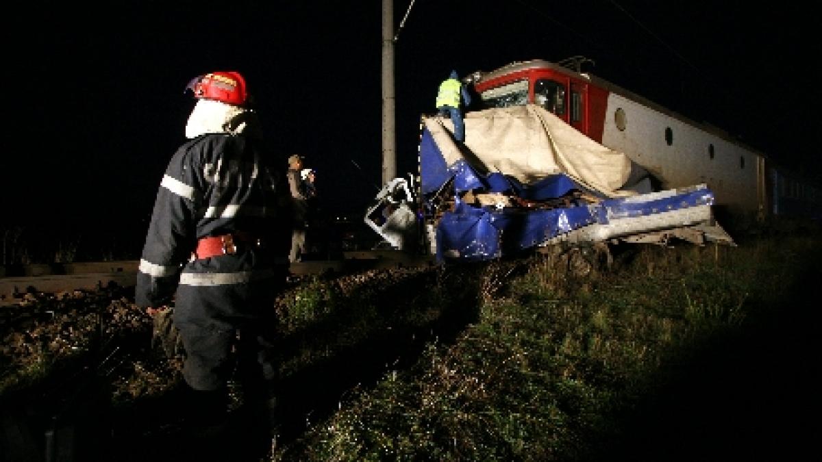 Vâlcea. Trafic feroviar blocat, în urma unei coliziuni între un tren şi un TIR bulgăresc