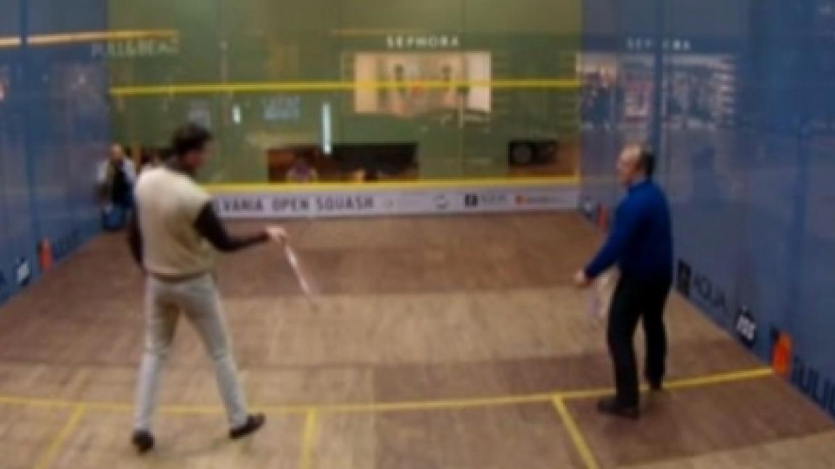 Emil Boc a dat coasa pe racheta de squash. Fostul premier, prezent la turneul desfăsurat la Cluj