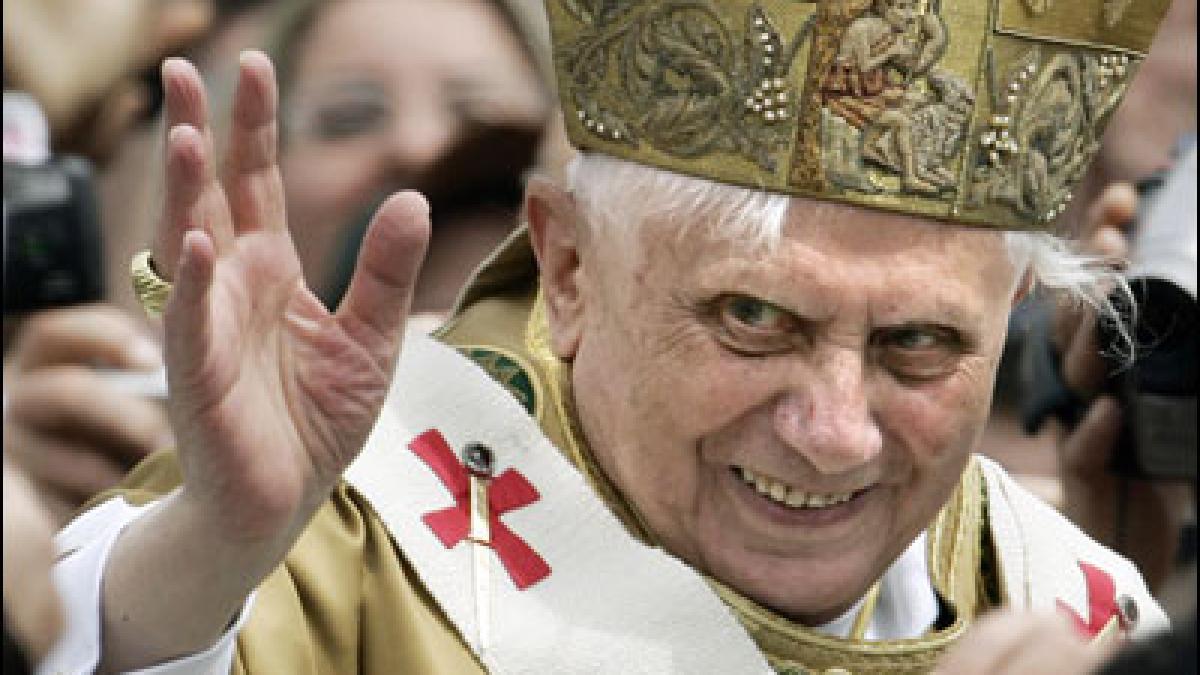 Papa Benedict al XVI-lea pune la îndoială Biblia. &quot;Atunci când Iisus s-a născut, în ceruri îngerii NU au făcut acest lucru&quot;