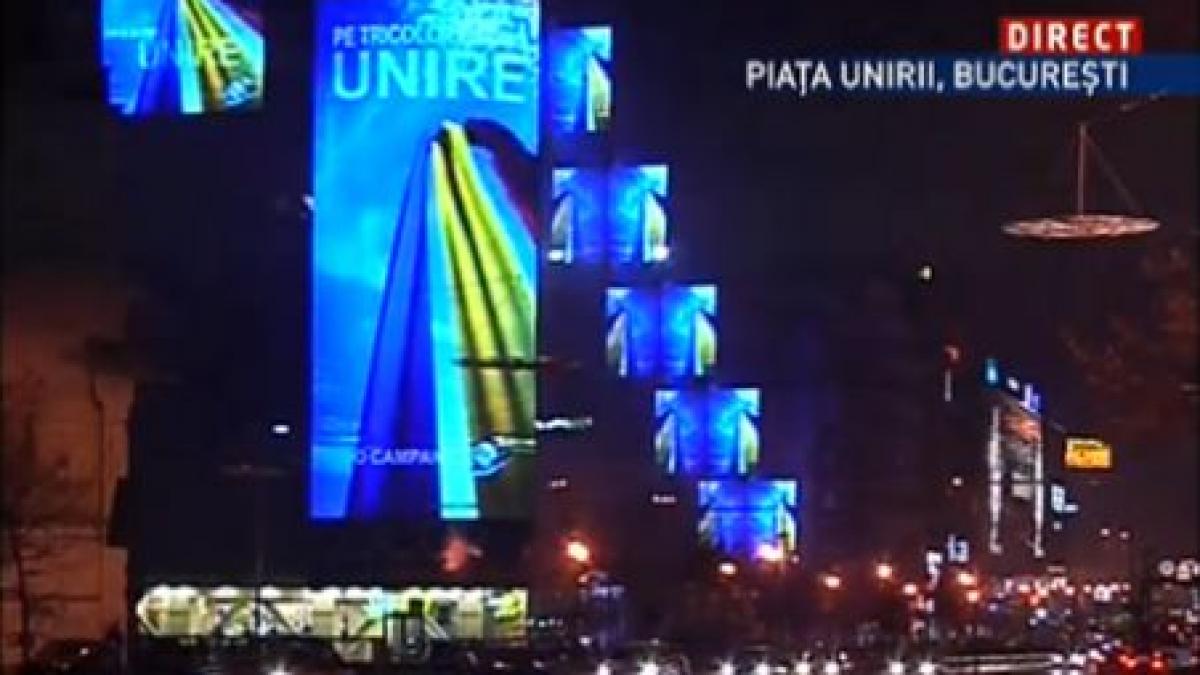 &quot;Pe tricolor e scris Unire!&quot; Gâdea, Badea, Ursu, Ciutacu şi alţi jurnalişti Antena 3 au împărţit steaguri în Piaţa Unirii