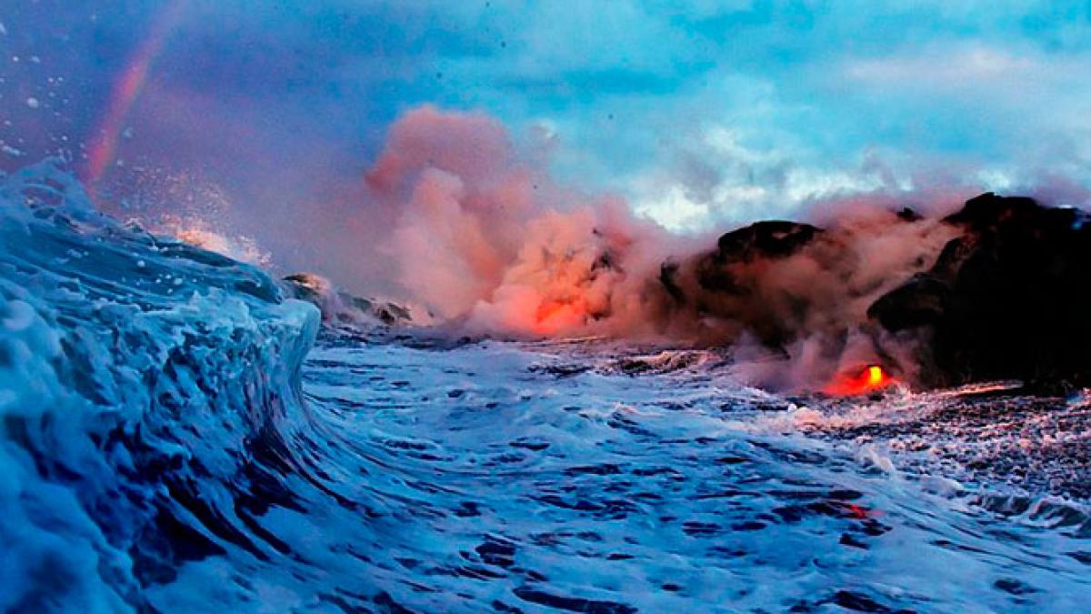 Galerie foto spectaculoasă cu erupţia celui mai activ vulcan de pe Terra. Lava a ajuns în Ocean